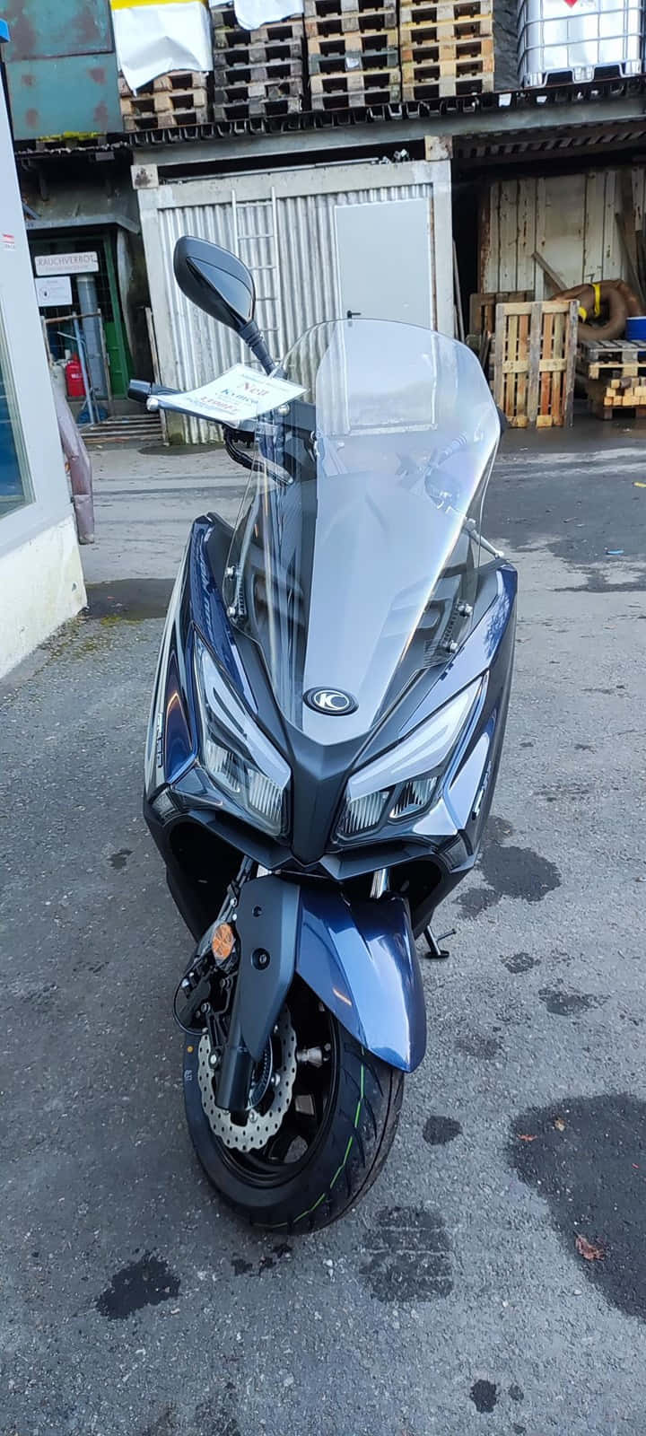 Scooter Kymco Garé À L'extérieur Fond d'écran