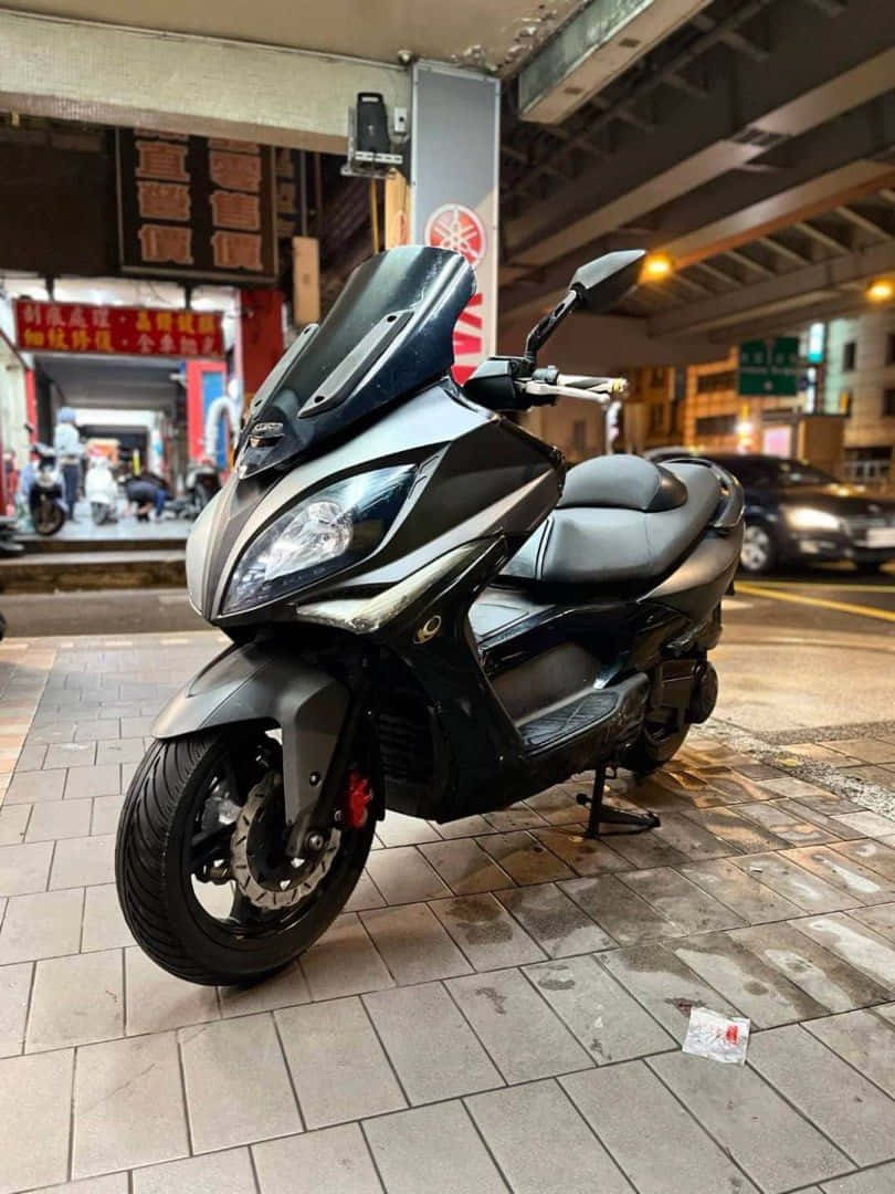 Scooter Kymco En Cadre Urbain Fond d'écran