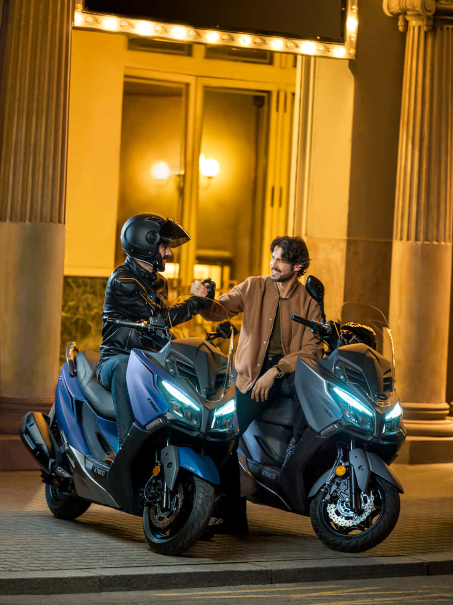 Scooters Kymco Dans Un Paysage Urbain Nocturne Fond d'écran