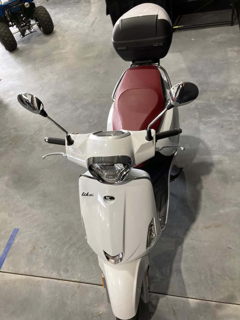 Kymco Witte Scooter Vooraanzicht Achtergrond