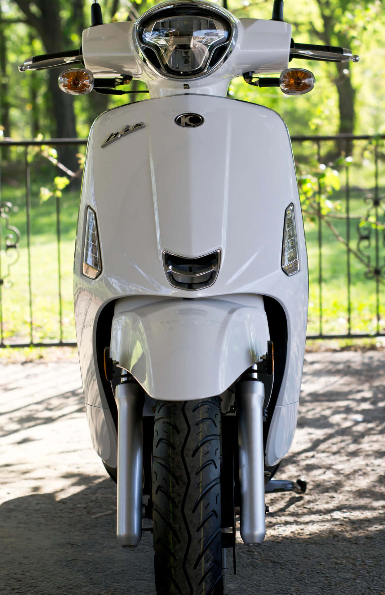 Vue Frontal De Scooter Kymco Blanc Fond d'écran