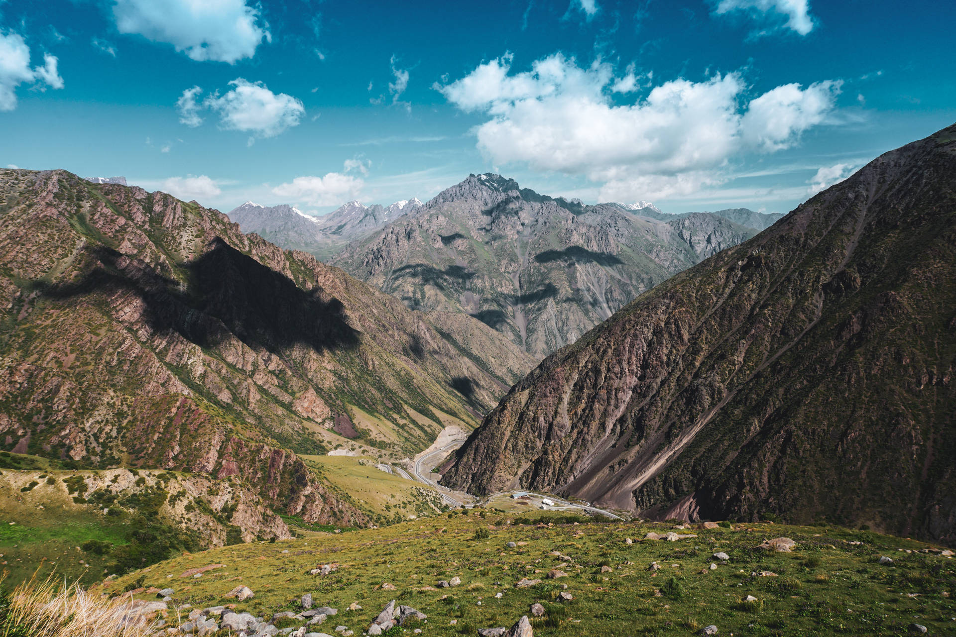 Kyrgyzstan Fjeld Krone Digitale Wallpaper: Nyd en smuk solopgang over bjerge i det nordlige Kyrgyzstan højt op fra bakkerne af dette fantastiske digitale wallpaper. Wallpaper
