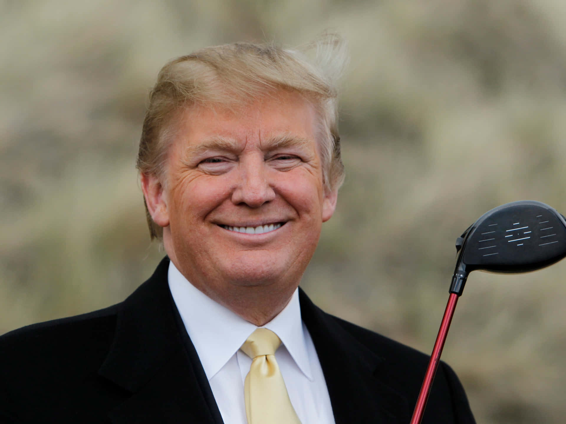 L'expresidente Donald Trump Sorride Con La Sua Iconica Cravatta Rossa.