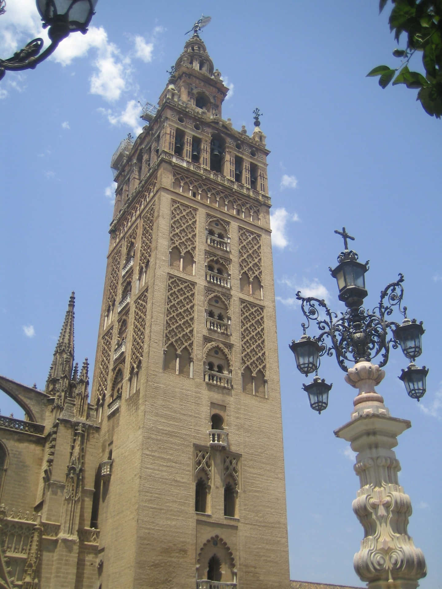 Den Giralda af Sevilla-katedralen Wallpaper