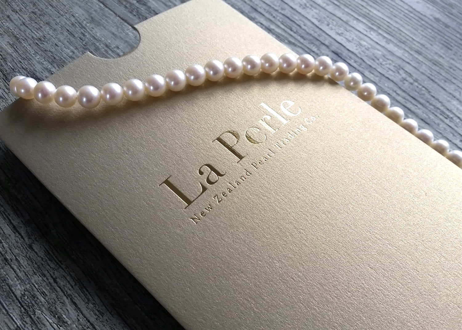 La Perle Pearl Necklace Packaging Wallpaper