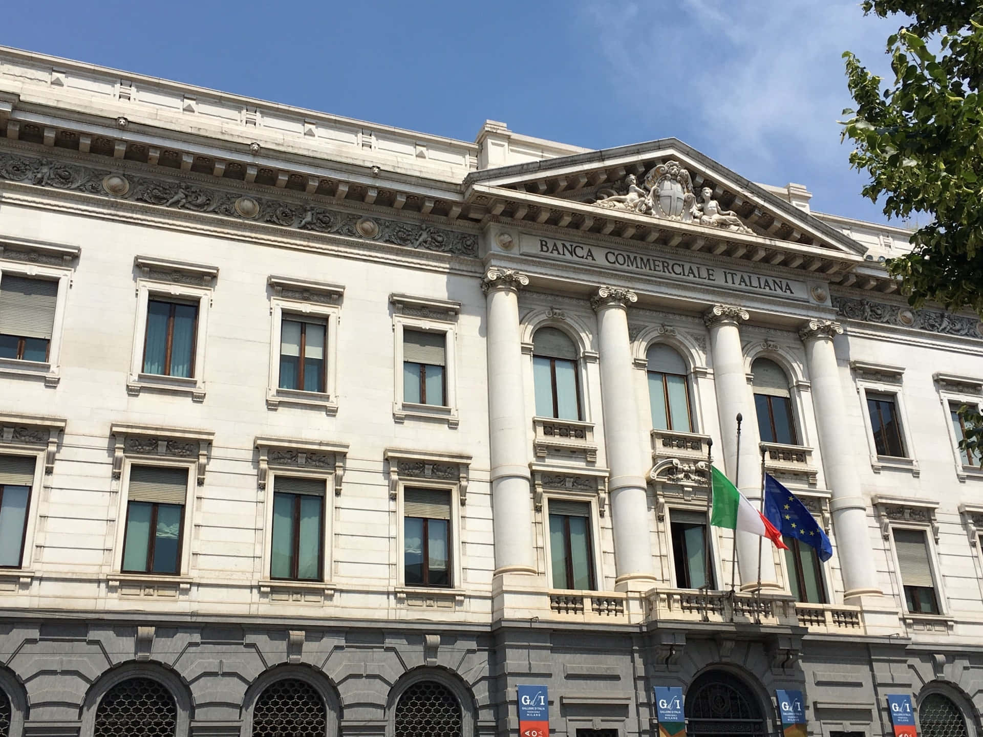 Majestic La Scala Opera House, Milan, Italy Wallpaper
