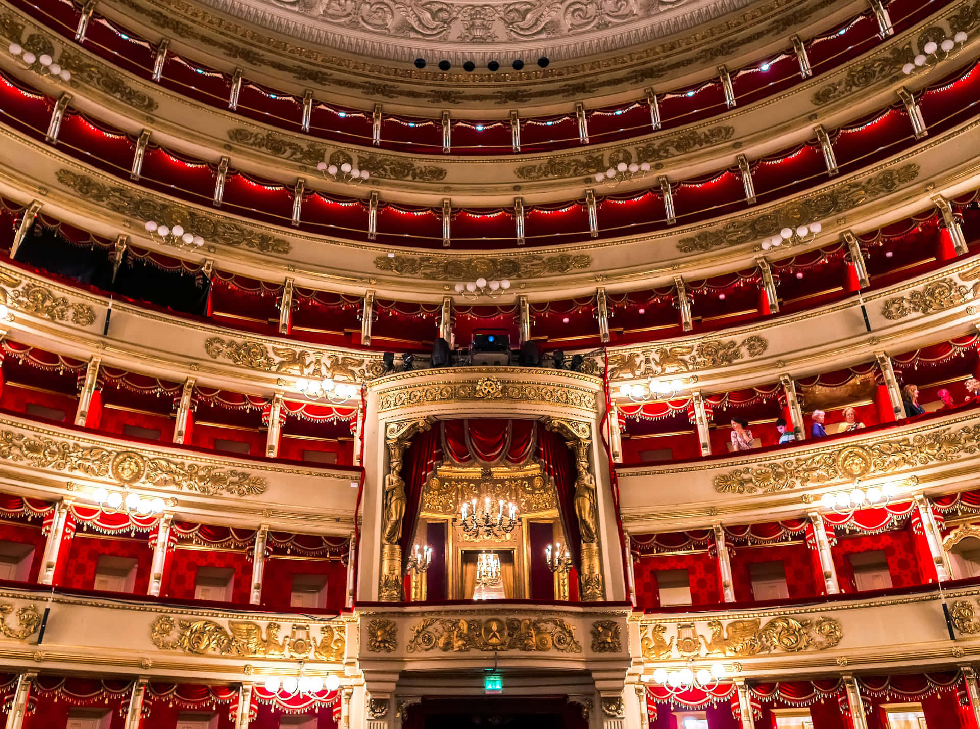 Casade Ópera La Scala Assentos Vermelhos E Dourados. Papel de Parede