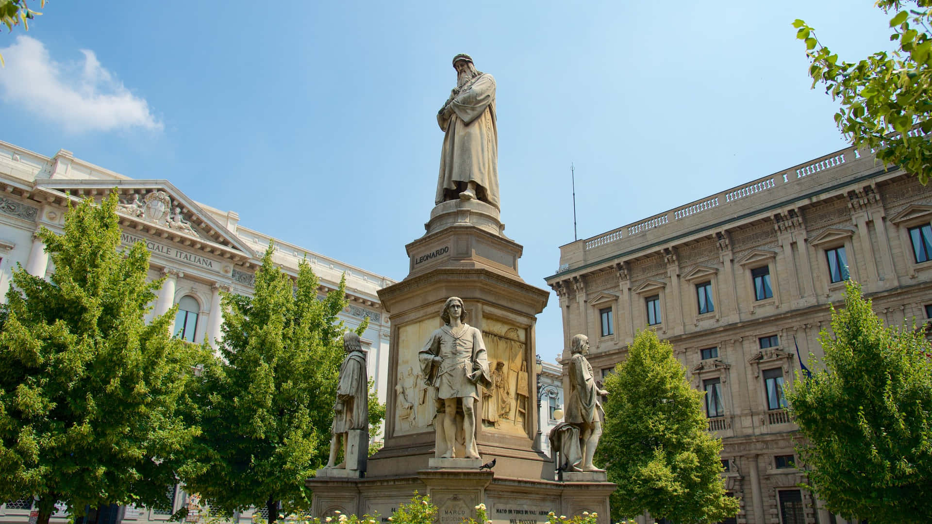 Statuadella Casa Dell'opera La Scala - Angolazione Bassa Sfondo