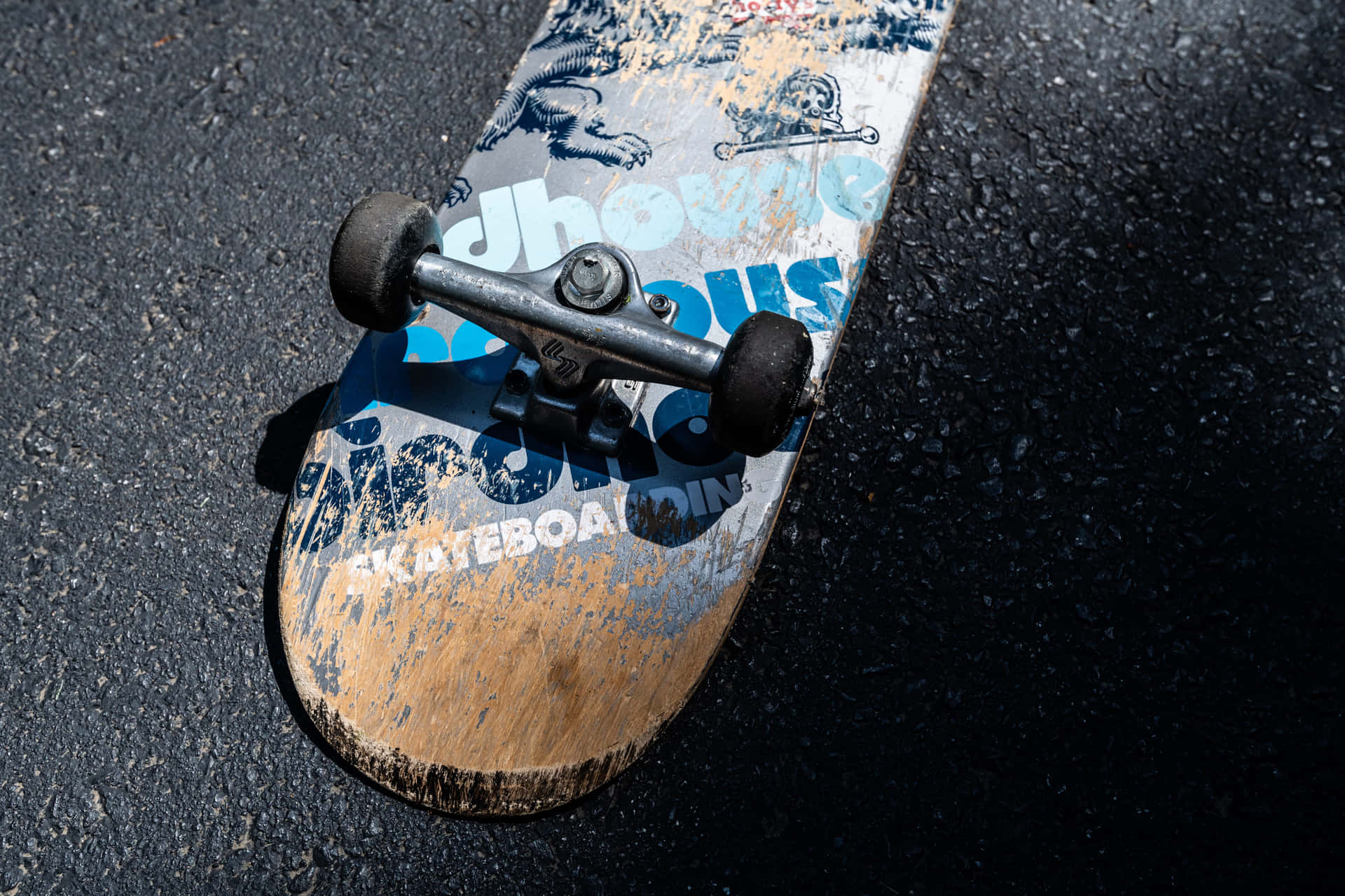 Lacavalcata Di Un Appassionato Di Skateboard Contro Un Vivido Tramonto