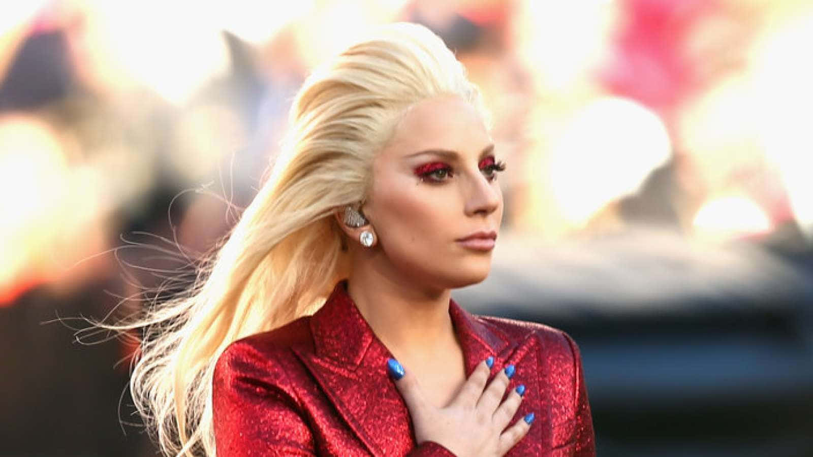 Världsberömdasångerskan Lady Gaga Vrålar Ut En Melodi