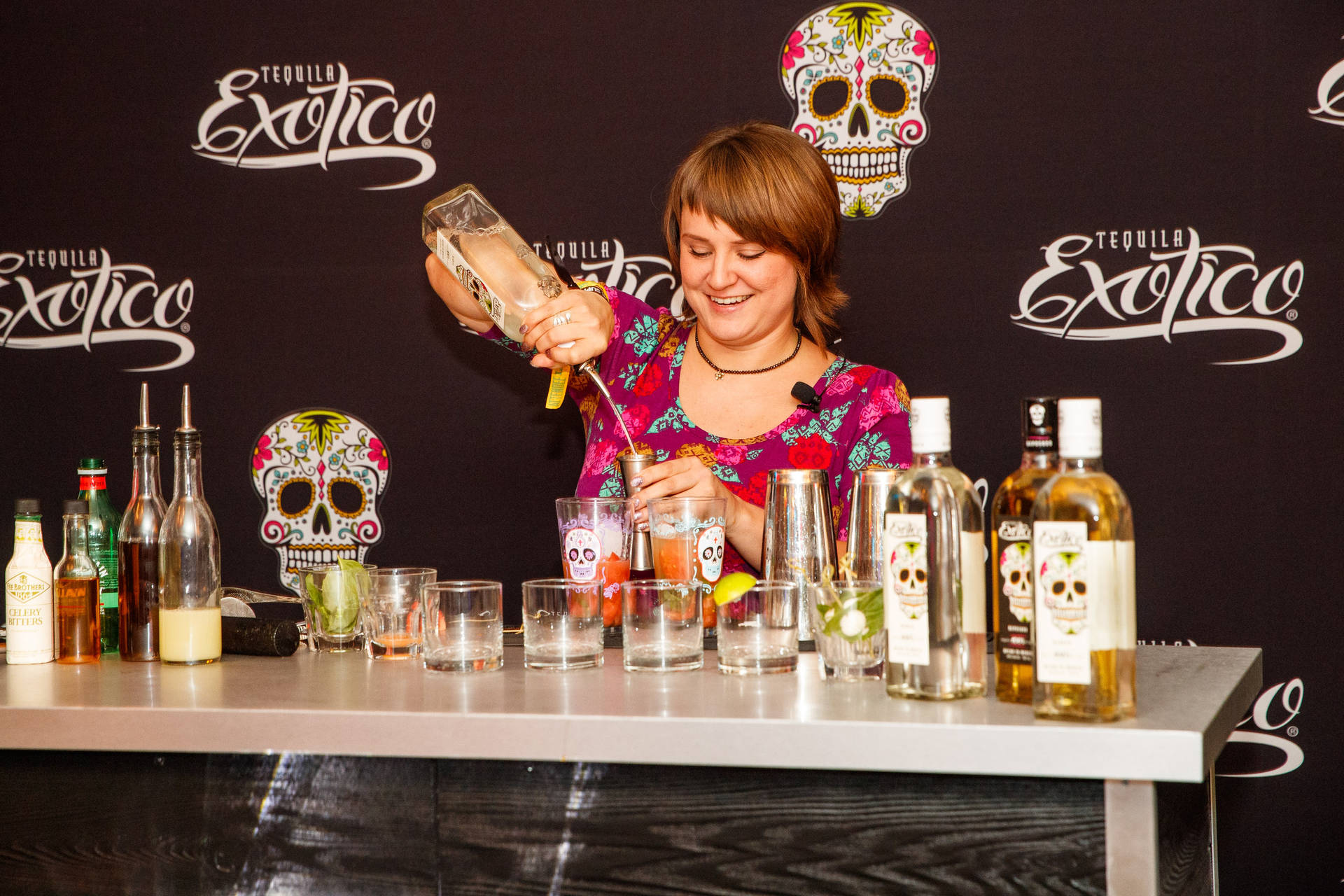 Kvinde, der hælder exotisk tequila i et shotsglas Wallpaper