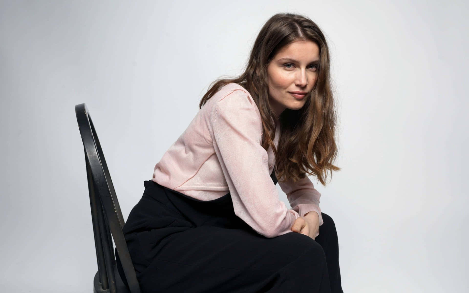 Laetitia Casta Poserer Under En Fotoshoot Bakgrunnsbildet