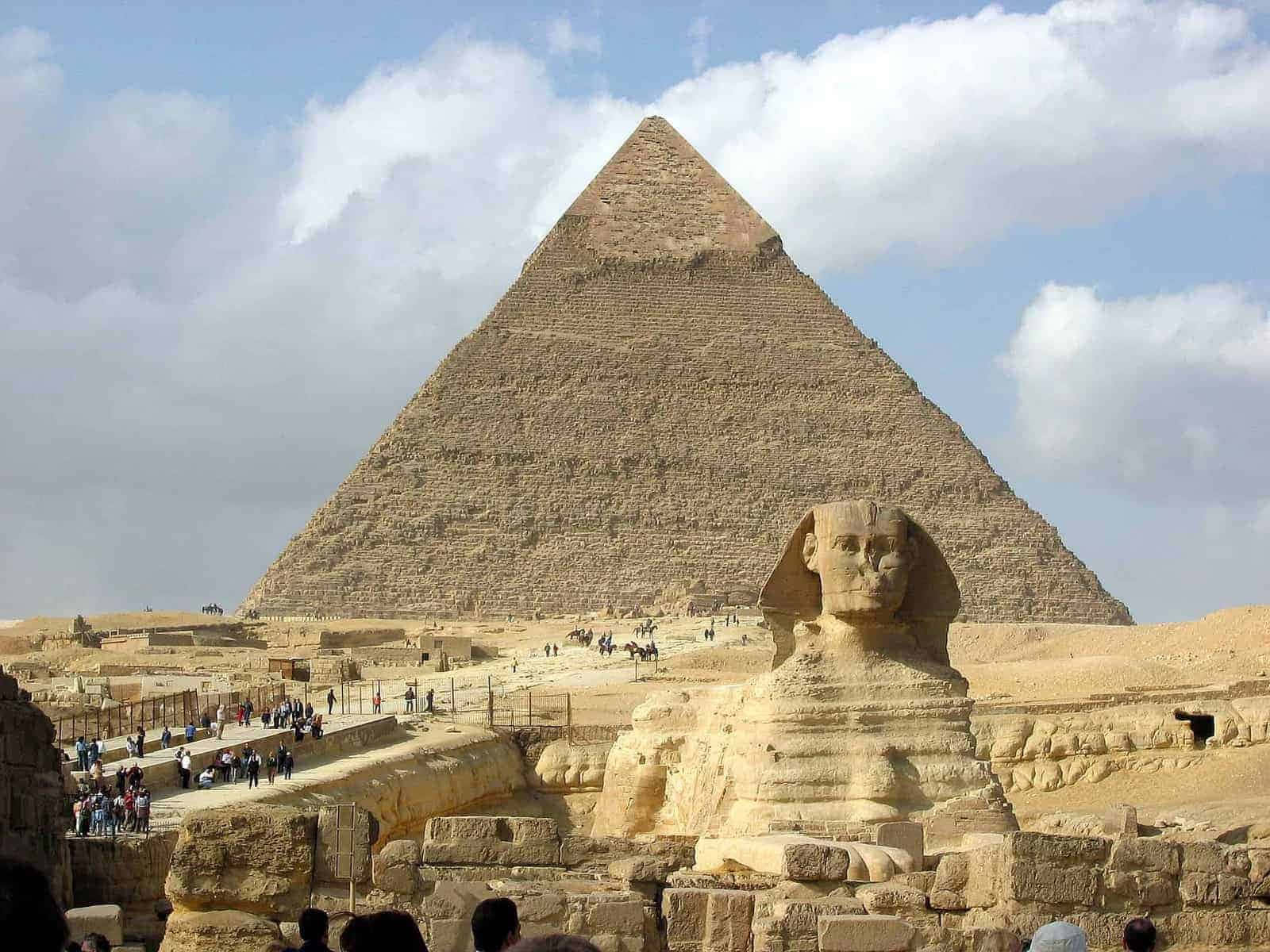 Lagrande Sfinge Di Giza E Le Piramidi Sotto Il Tramonto Dorato