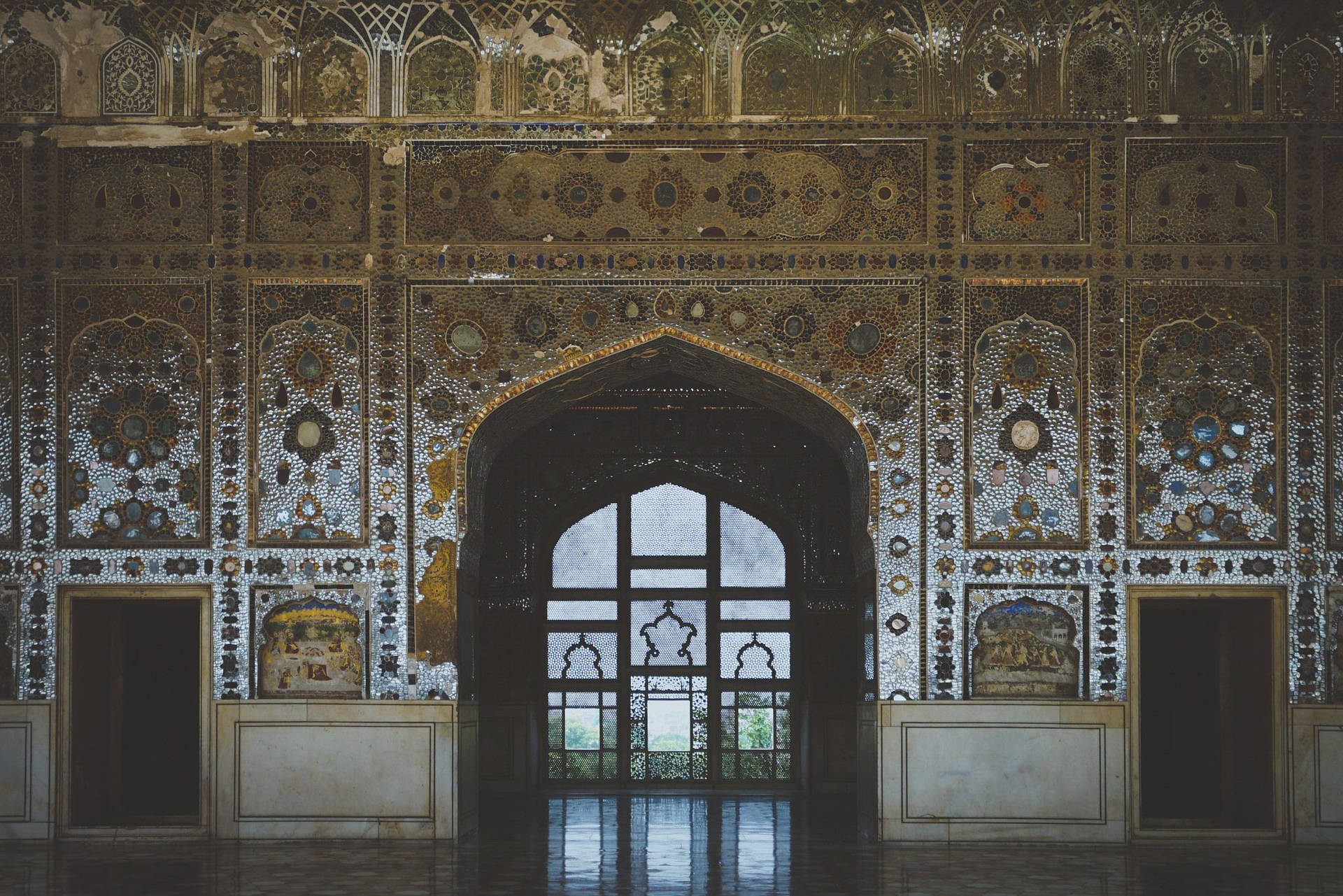 "Stunning Reflections at Lahore Fort's Palace of Mirrors" Wallpaper