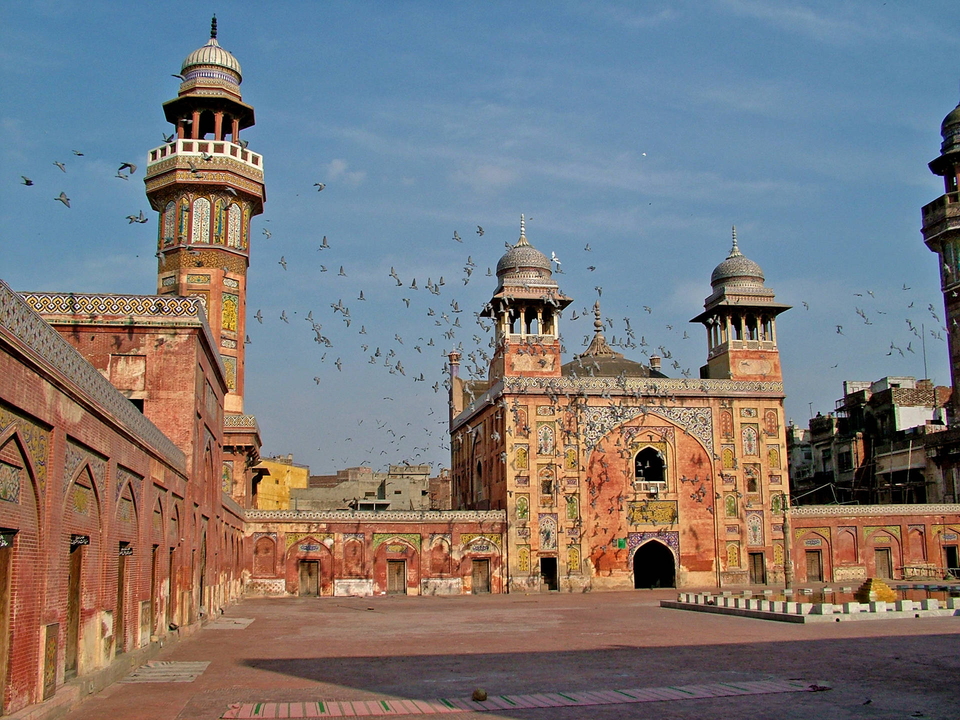 Lahoremasjid Wazir Khan Is A Famous Mosque In Pakistan, Known For Its Beautiful Architecture And Intricate Tile Work. It Is A Popular Tourist Attraction And A Symbol Of The Rich Cultural Heritage Of Lahore. The Mosque Was Built In The 17th Century By The Governor Of Lahore, Nawab Wazir Khan, And Is A Testament To The Mughal Era's Architectural Prowess. Its Stunning Design And Vibrant Colors Make It A Popular Choice For Computer Or Mobile Wallpapers. Fondo de pantalla