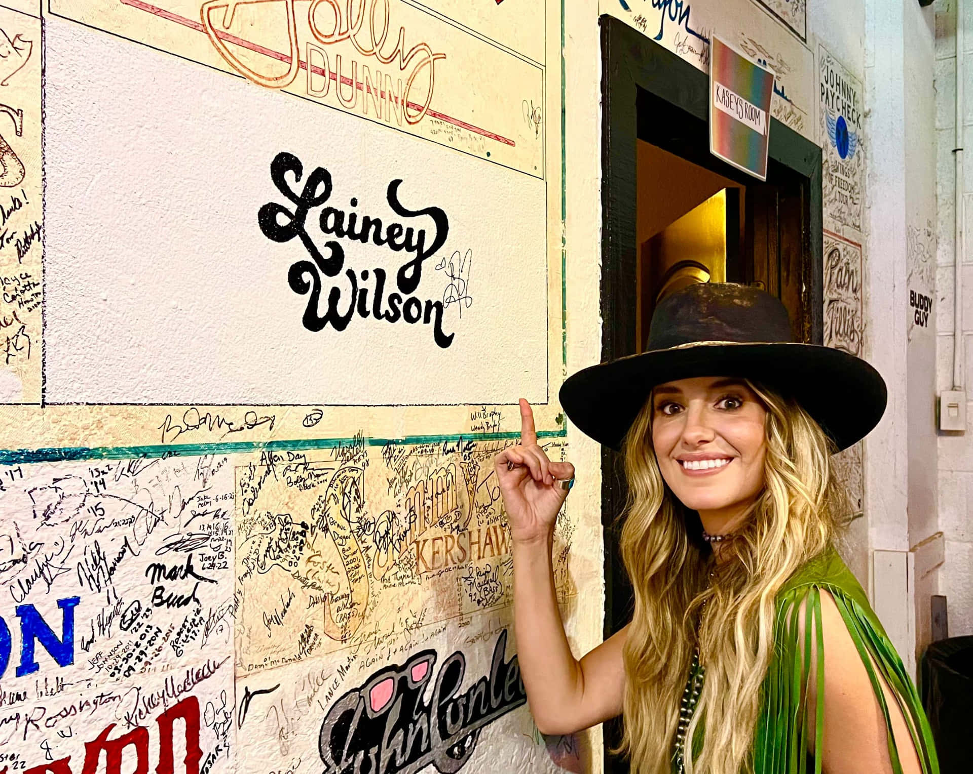 Lainey Wilson Signature Wall Wallpaper
