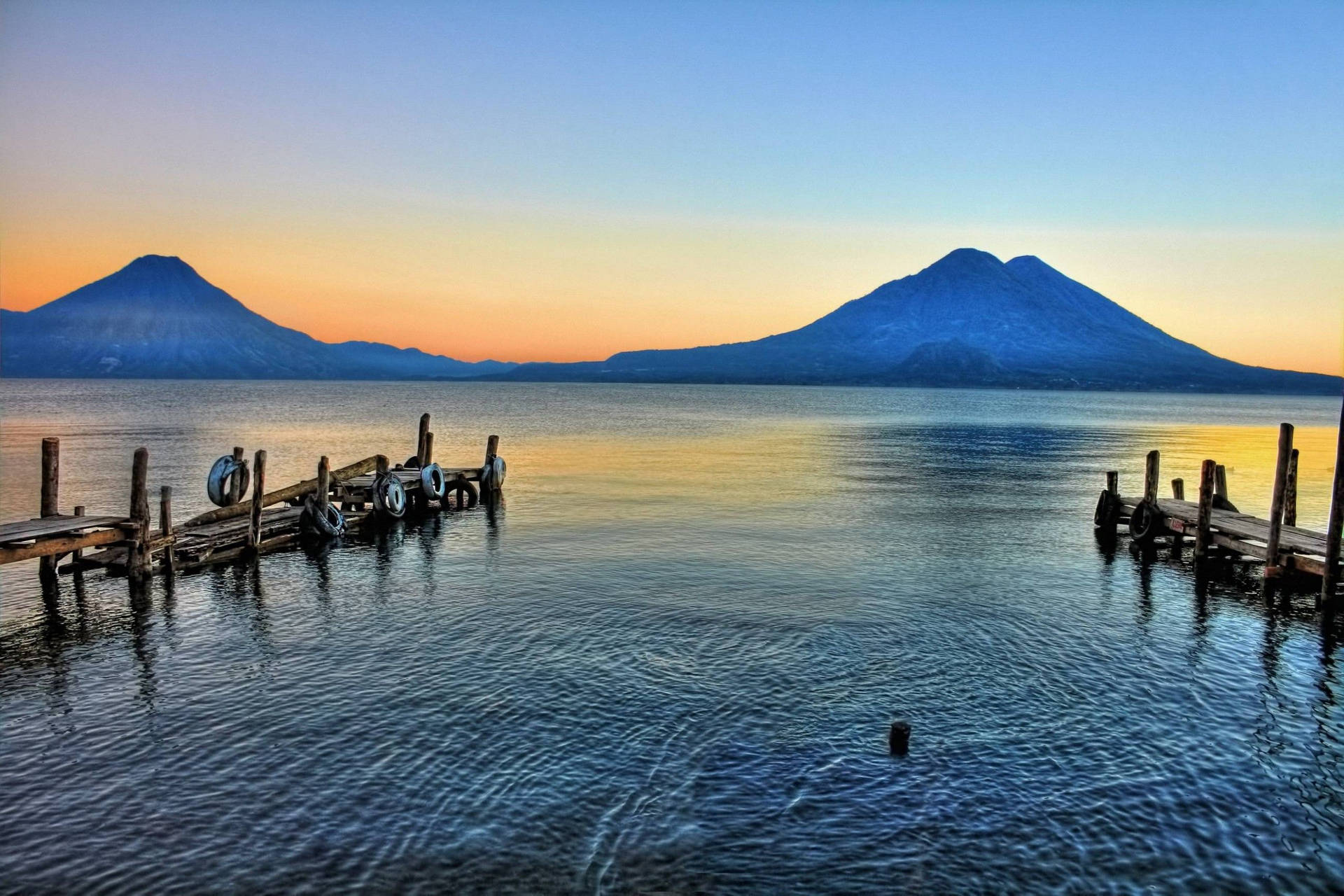 Il Lago Atitlan Due Banchine Guatemala Sfondo