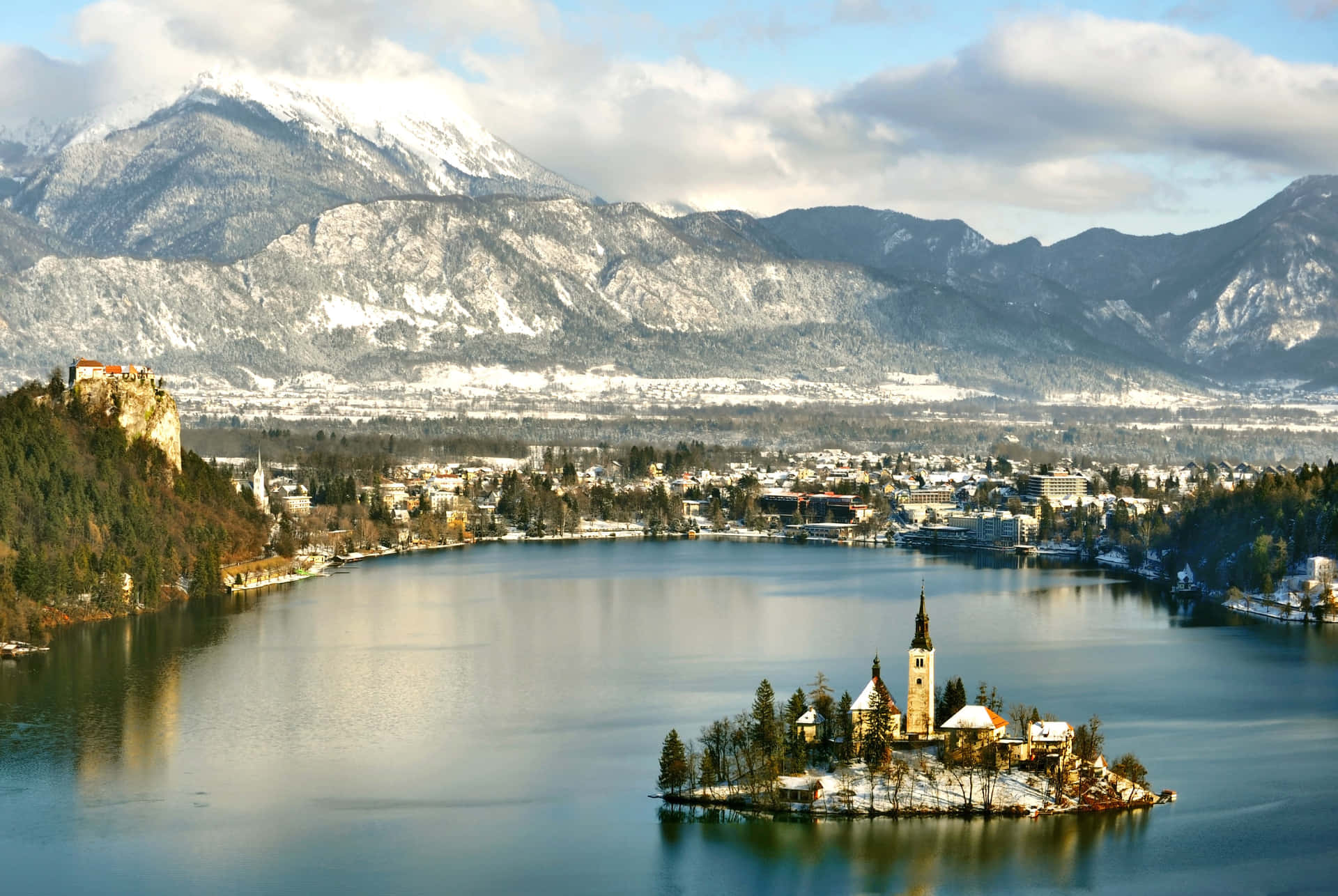 Lake Bled Adjoining The Town Of Bled Wallpaper