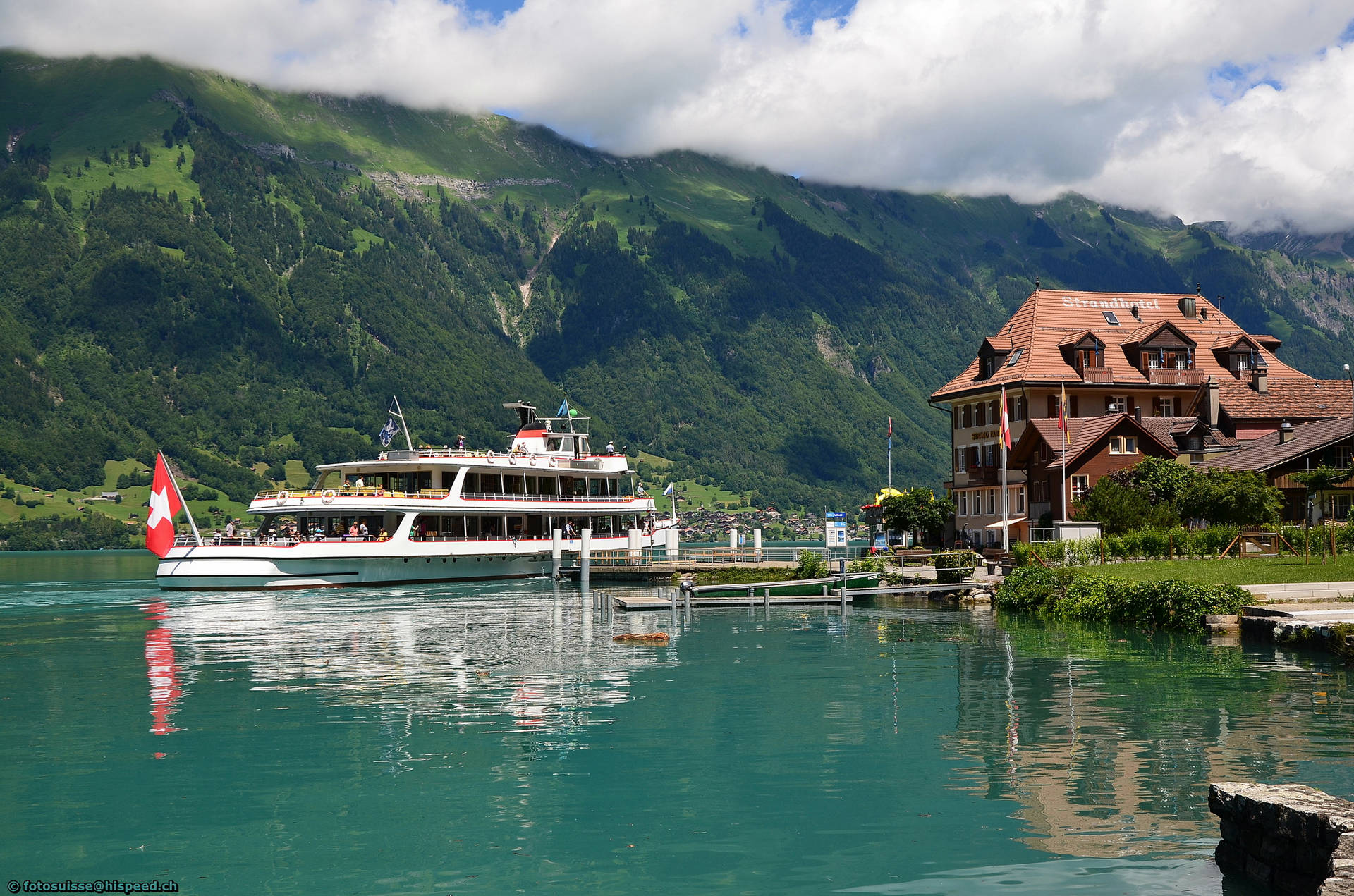 Lagobrienz En Iseltwald, Suiza. Fondo de pantalla
