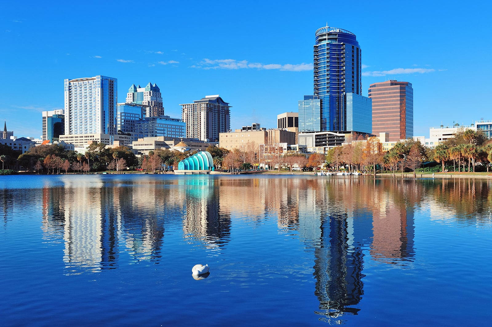 Breathtaking View of Lake Eola Park in Downtown Orlando Wallpaper