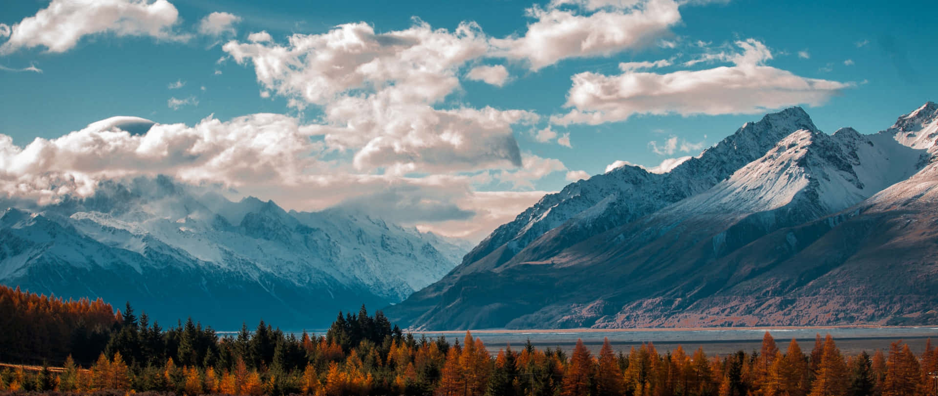 Landskabsmønster af sneklædte bjerge ved Lake Pukaki Wallpaper