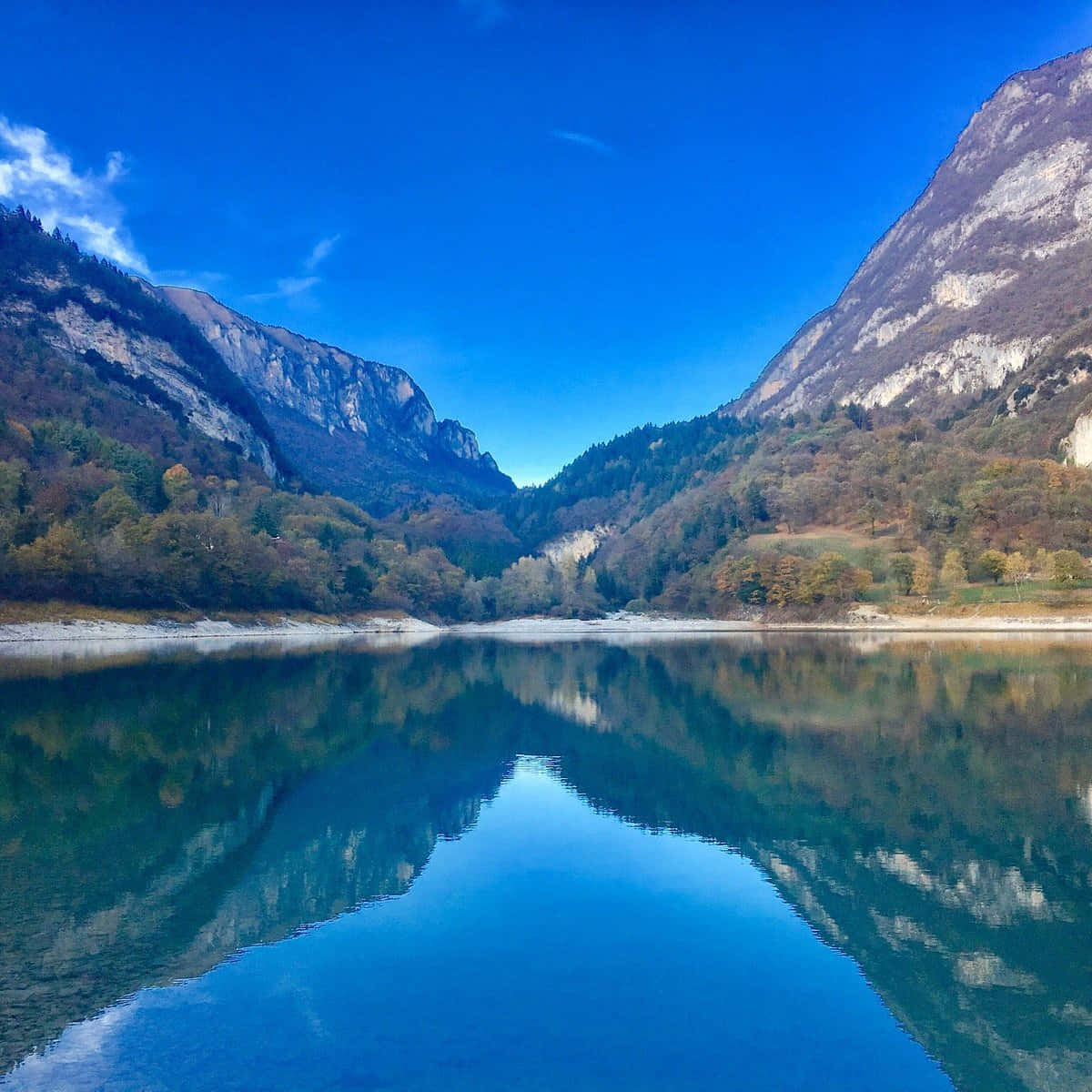 Lake Reflection Of Lago Di Garda Wallpaper