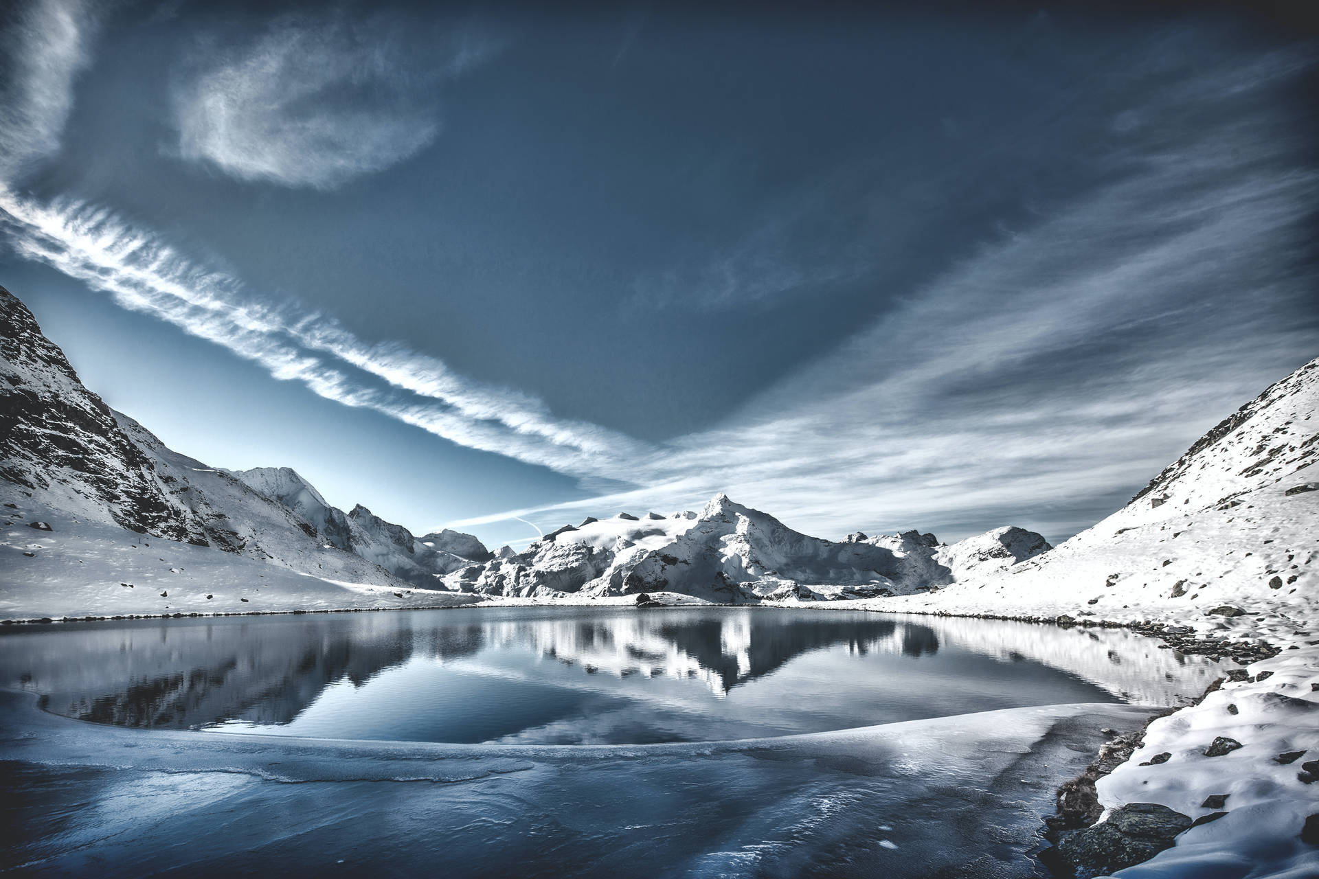 Søen reflekterer bjerg i kølig vinterscene Wallpaper