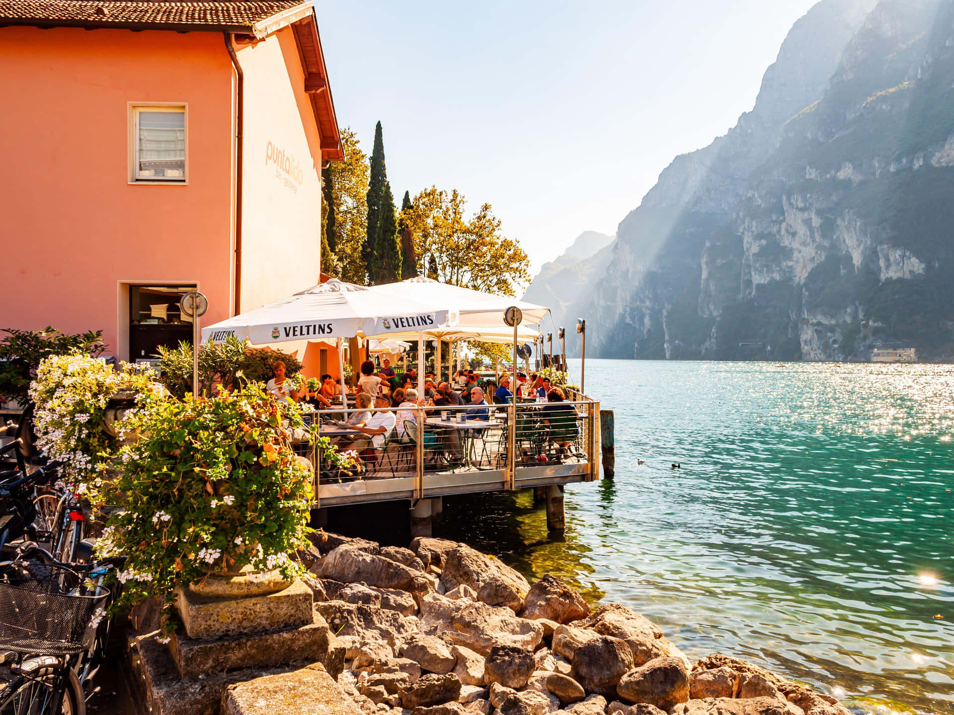 Restaurant søen af ​​Lago di Garda Wallpaper