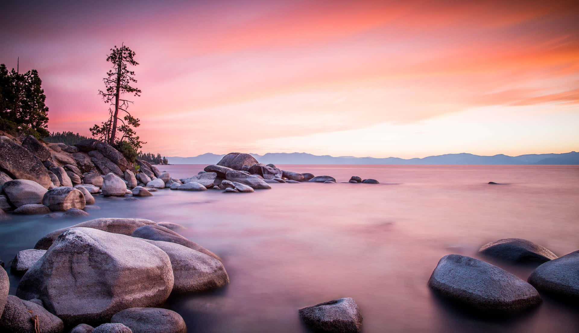 Disfrutade Las Bendiciones De La Naturaleza En El Lago Tahoe En California. Fondo de pantalla