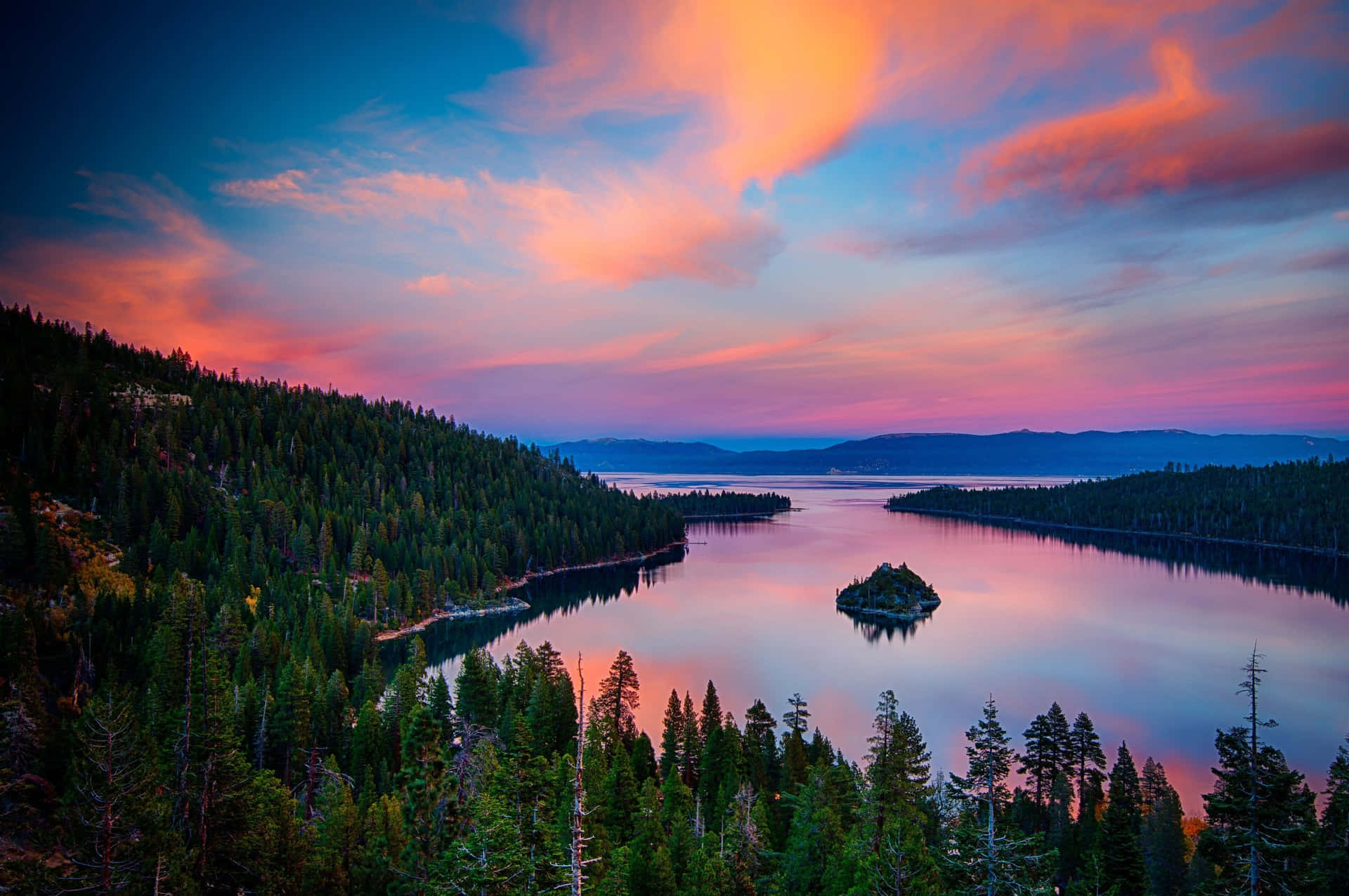 Take in the scenery of Lake Tahoe in majestic 4K. Wallpaper