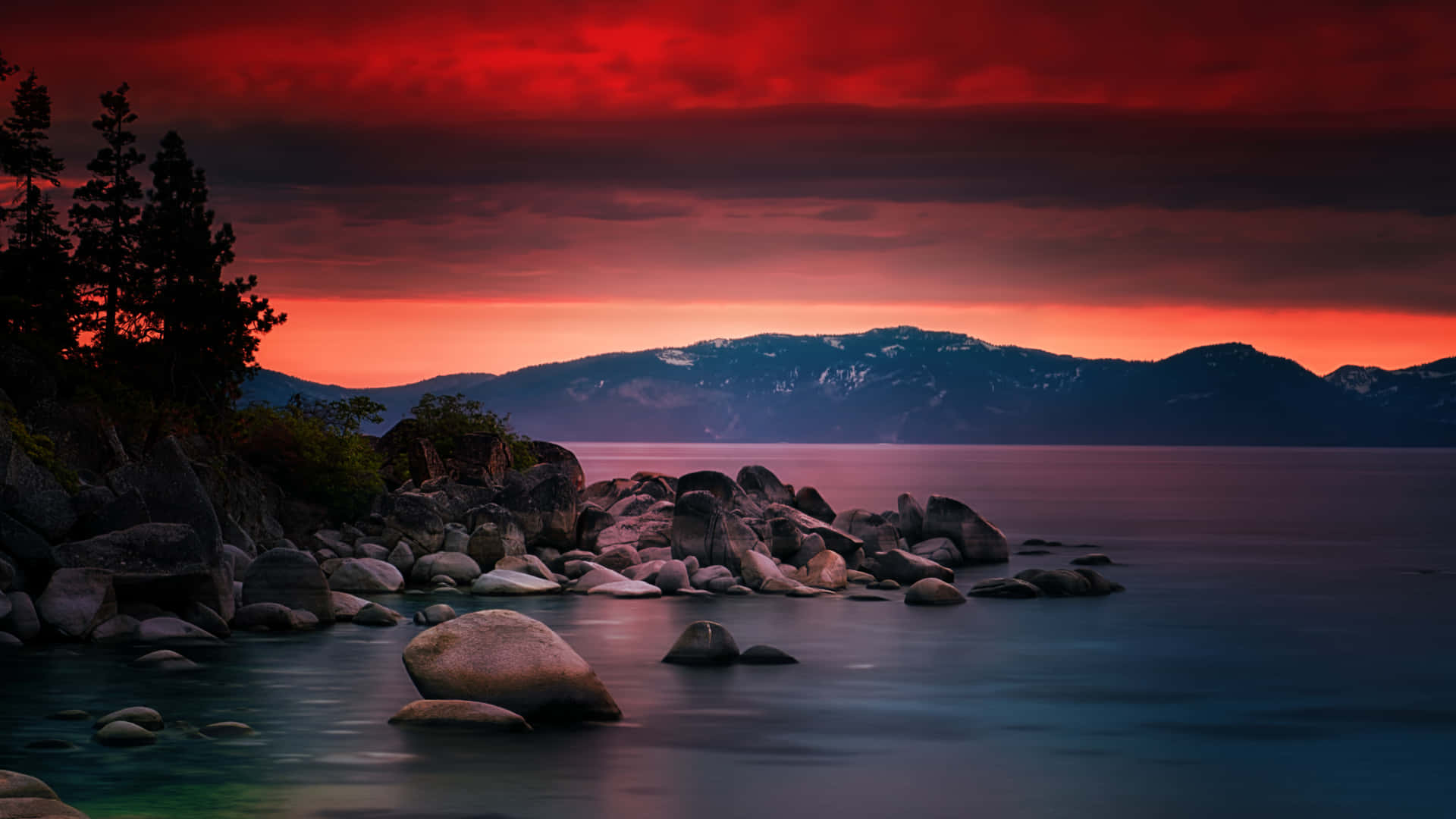 Vistaspettacolare Del Lago Tahoe In Risoluzione 4k Sfondo