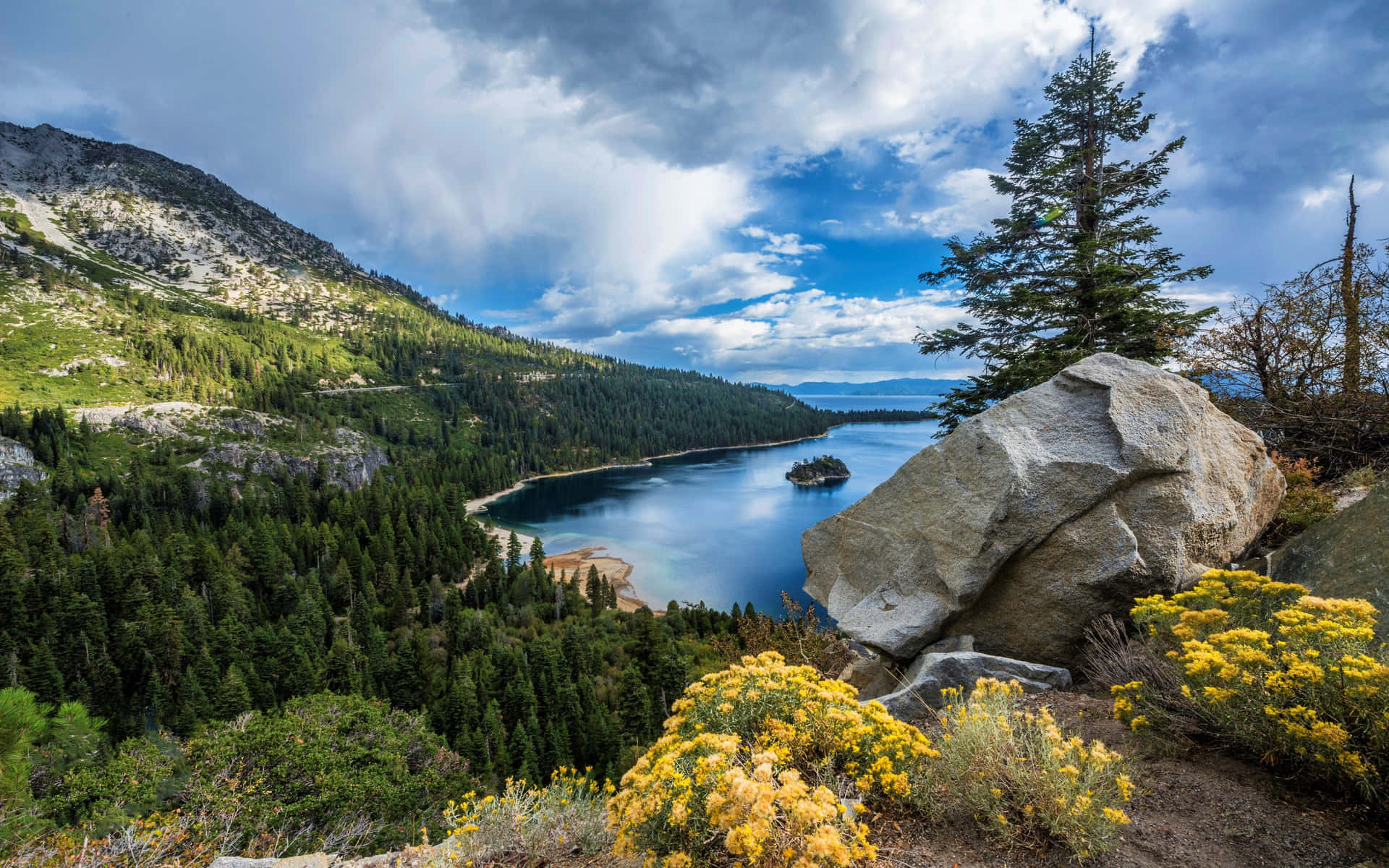 Goditipaesaggi Mozzafiato Mentre Fai Kayak A Lake Tahoe Sfondo