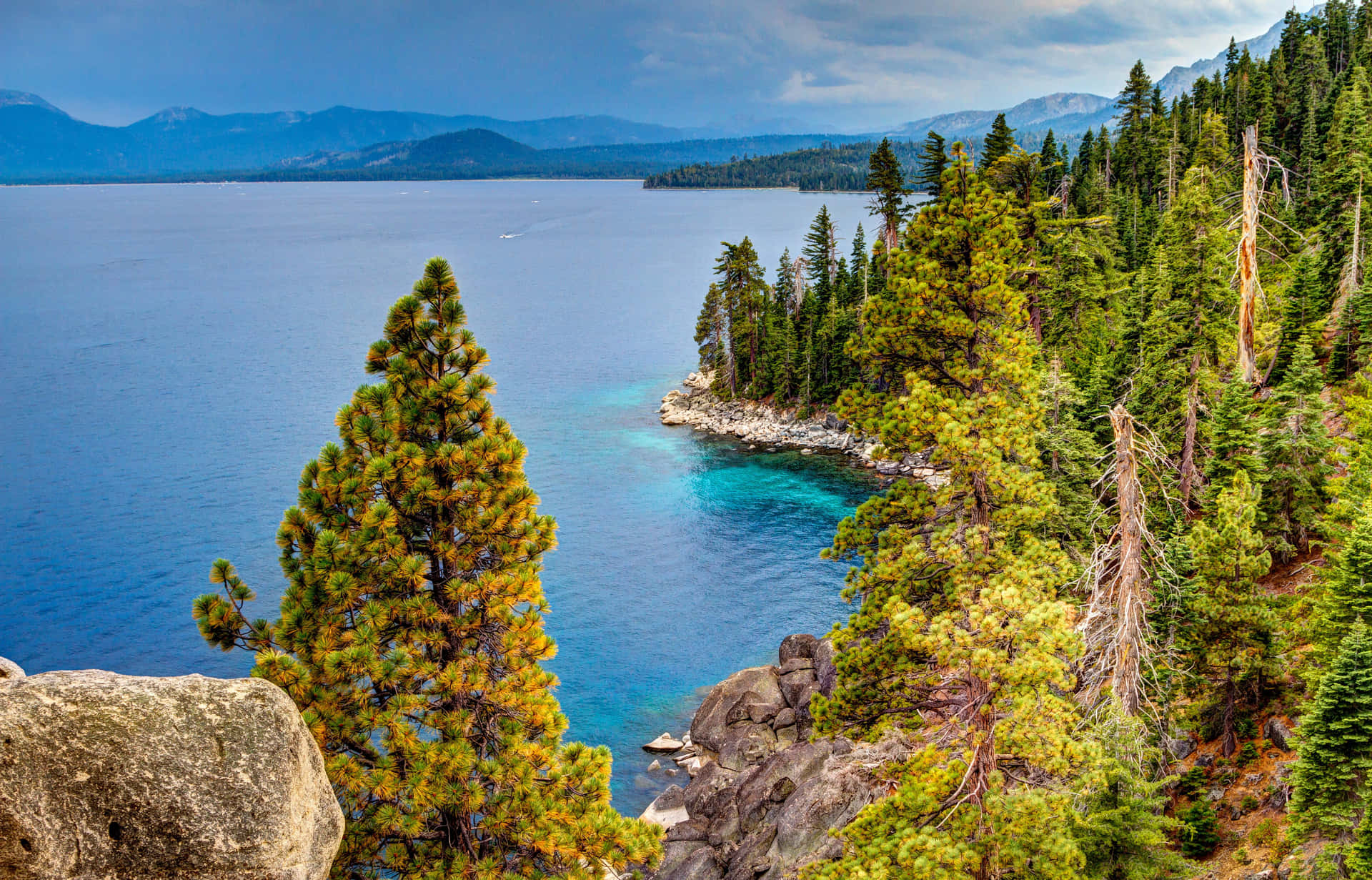 Atemberaubendeausblicke Auf Den Lake Tahoe In Nevada, Usa Wallpaper