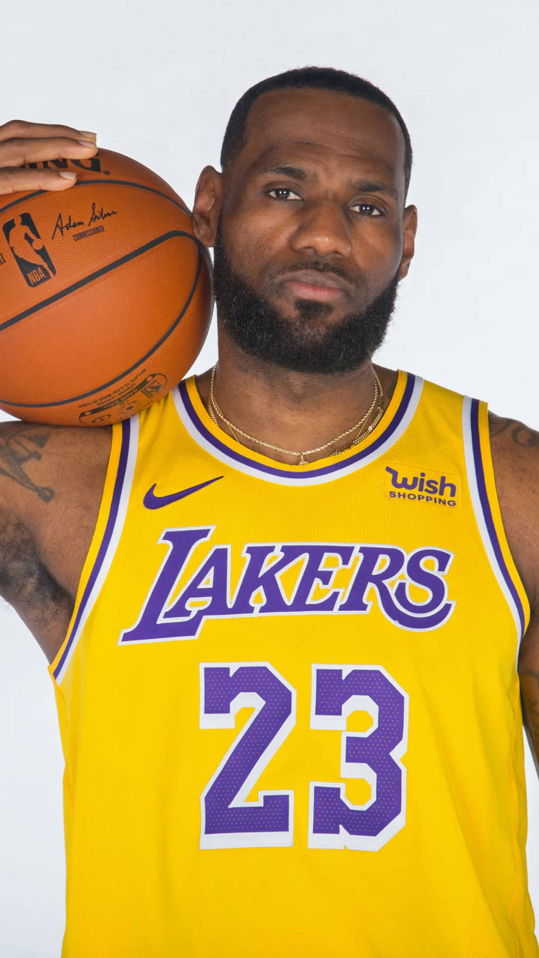Fondode Pantalla De Los Lakers Para Iphone Con Lebron Sosteniendo La Pelota. Fondo de pantalla