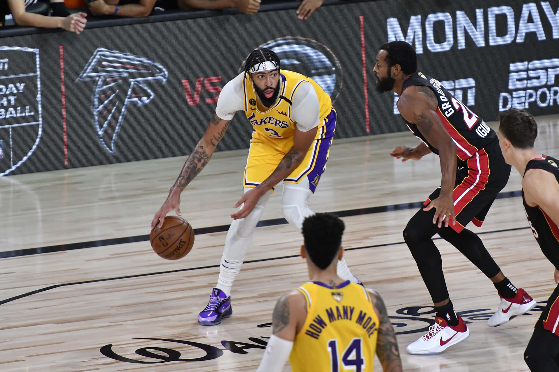 Lakers_vs_ Heat_ Basketball_ Match_2020 Wallpaper