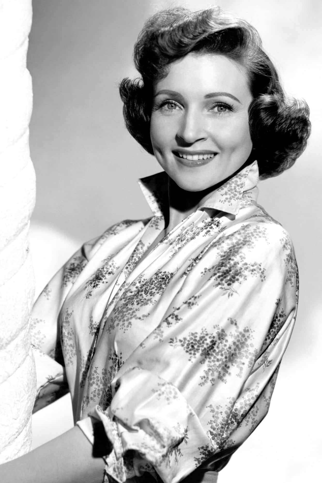 Lalegendaria Actriz Betty White Posando En Un Hermoso Retrato.