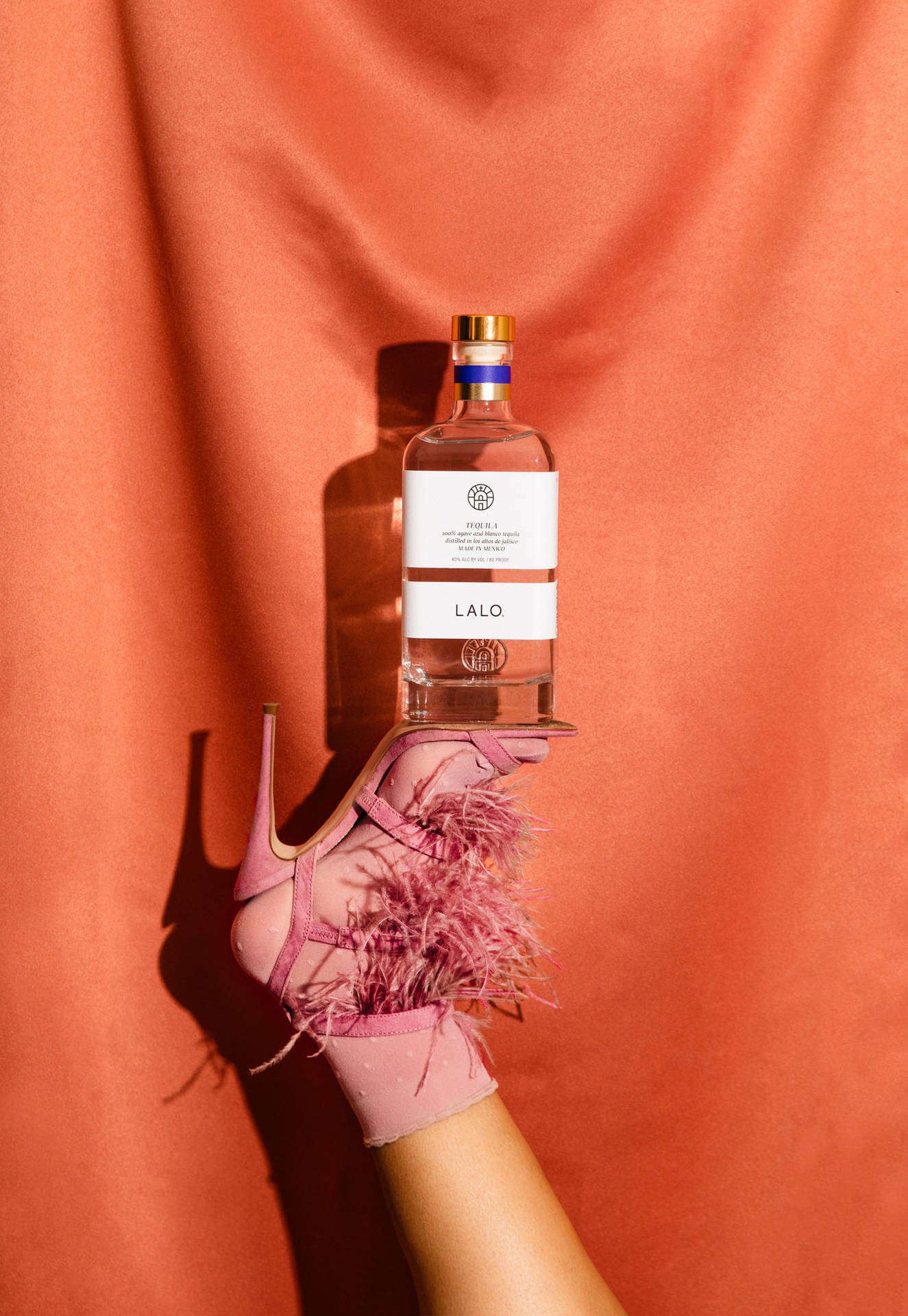 Sesiónde Fotos De Lalo Tequila Sobre Un Stiletto Rosa Fondo de pantalla