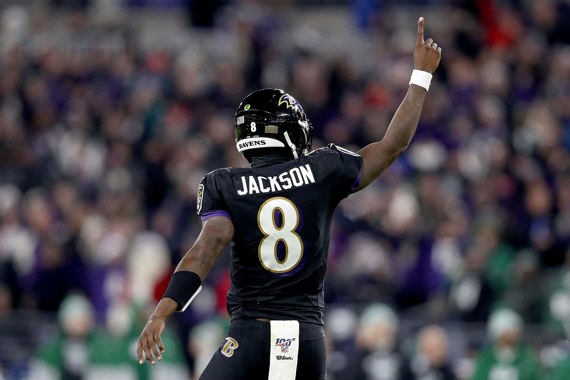 Elmariscal De Campo De Los Baltimore Ravens, Lamar Jackson, Celebra El Impulso Ganador Del Equipo En La Temporada De 2019. Fondo de pantalla