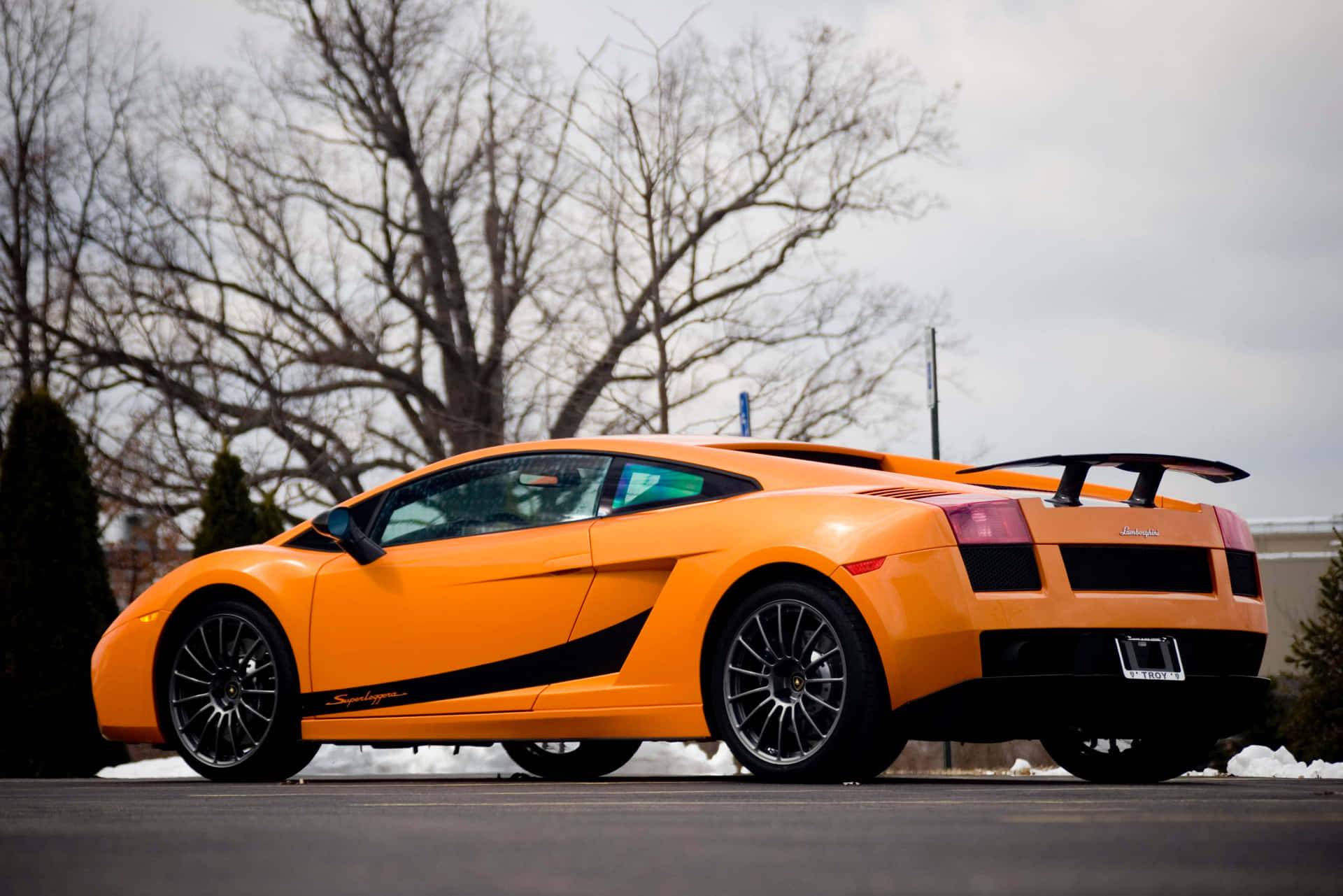 Elegantey Potente Lamborghini Gallardo En La Carretera Fondo de pantalla