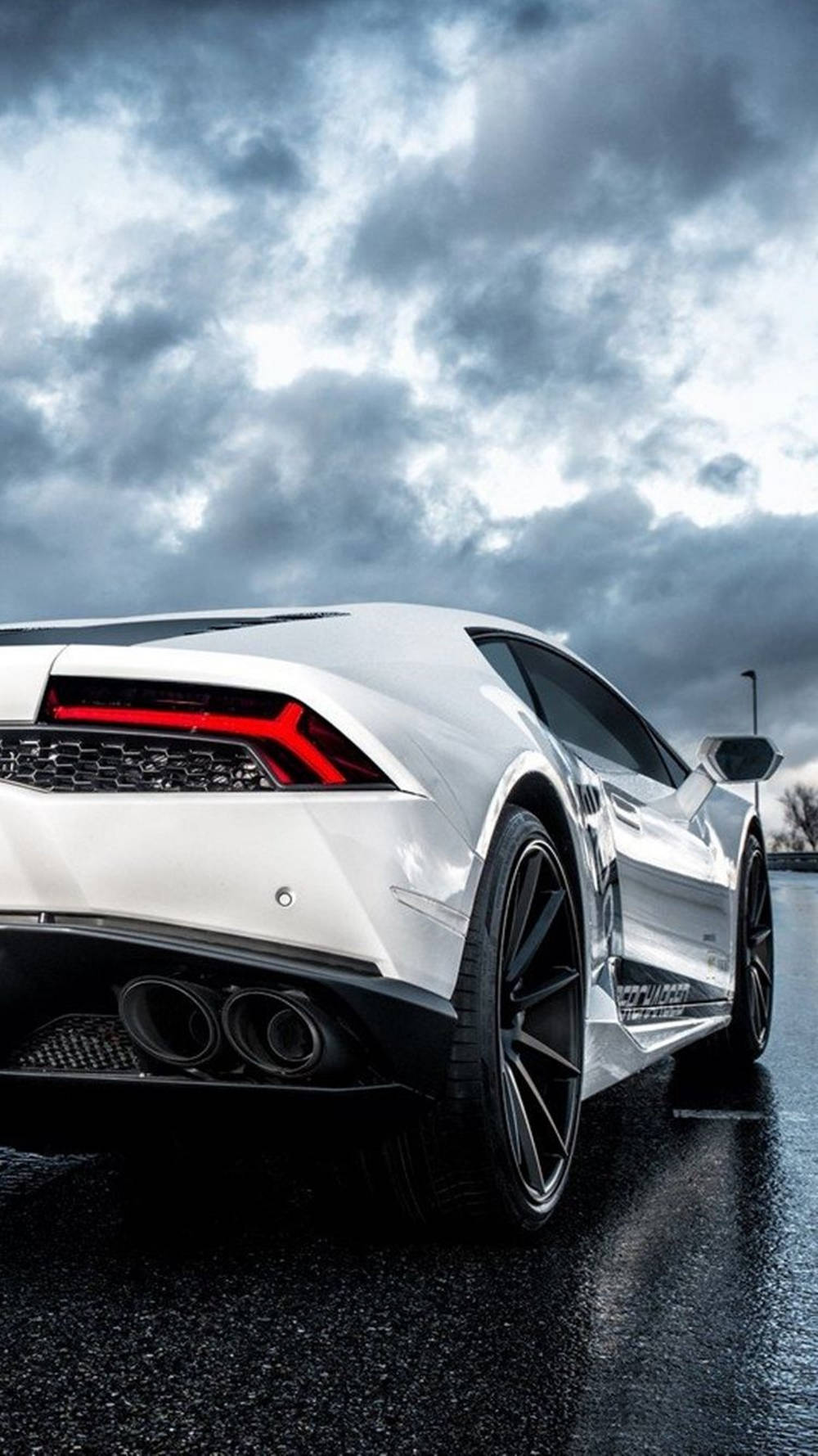 Lamborghiniiphone Weißes Auto Und Dunkle Wolken Wallpaper