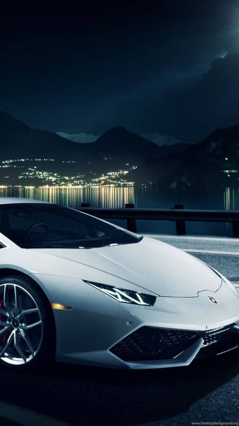 Lamborghiniiphone Weißes Auto Am Wasser Wallpaper