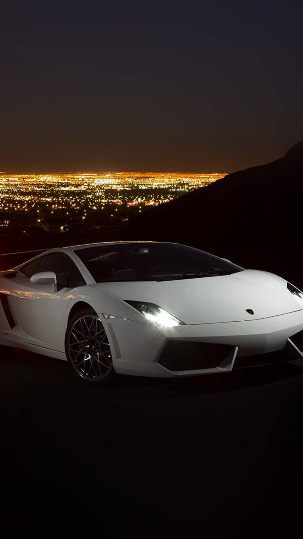 Lamborghiniiphone Blanco Coche Con Vista A La Ciudad Fondo de pantalla