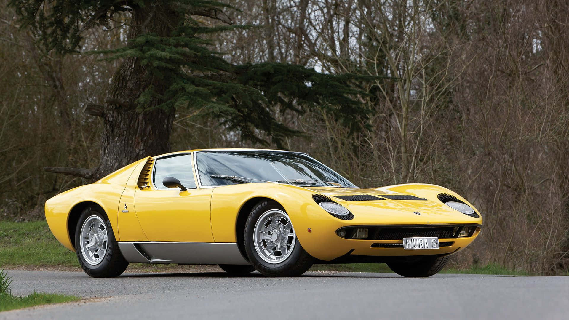 Clásicolamborghini Miura En Un Vibrante Color Naranja Fondo de pantalla