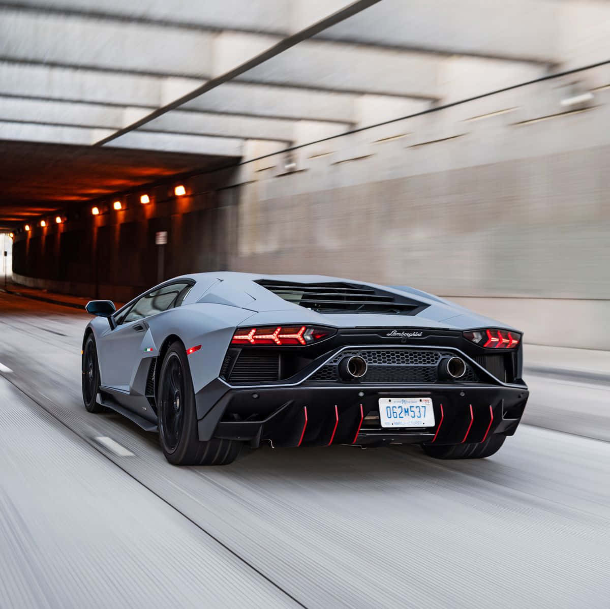 Lamborghini Huracan kører ned gennem en tunnel