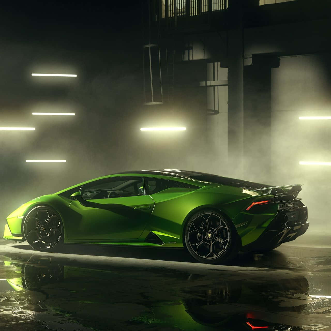 En grøn Lamborghini Huracan parkeret i en mørk garage.