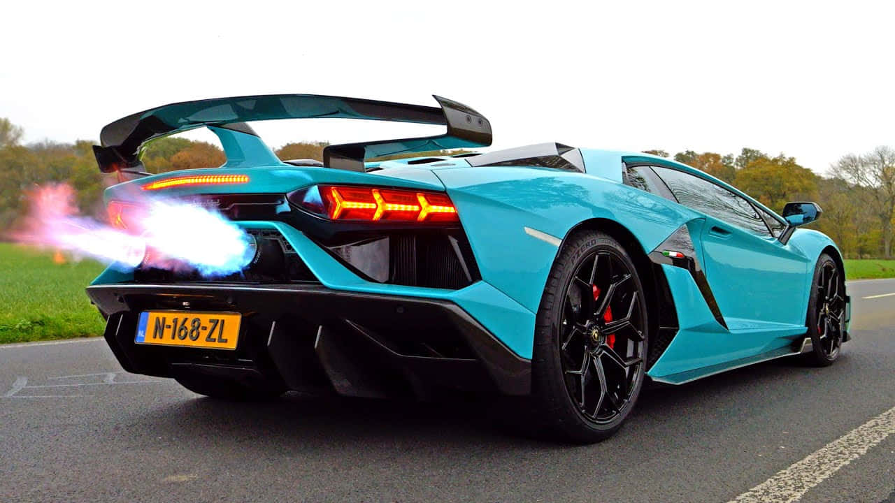En blå Lamborghini superbil kører ned ad vejen.