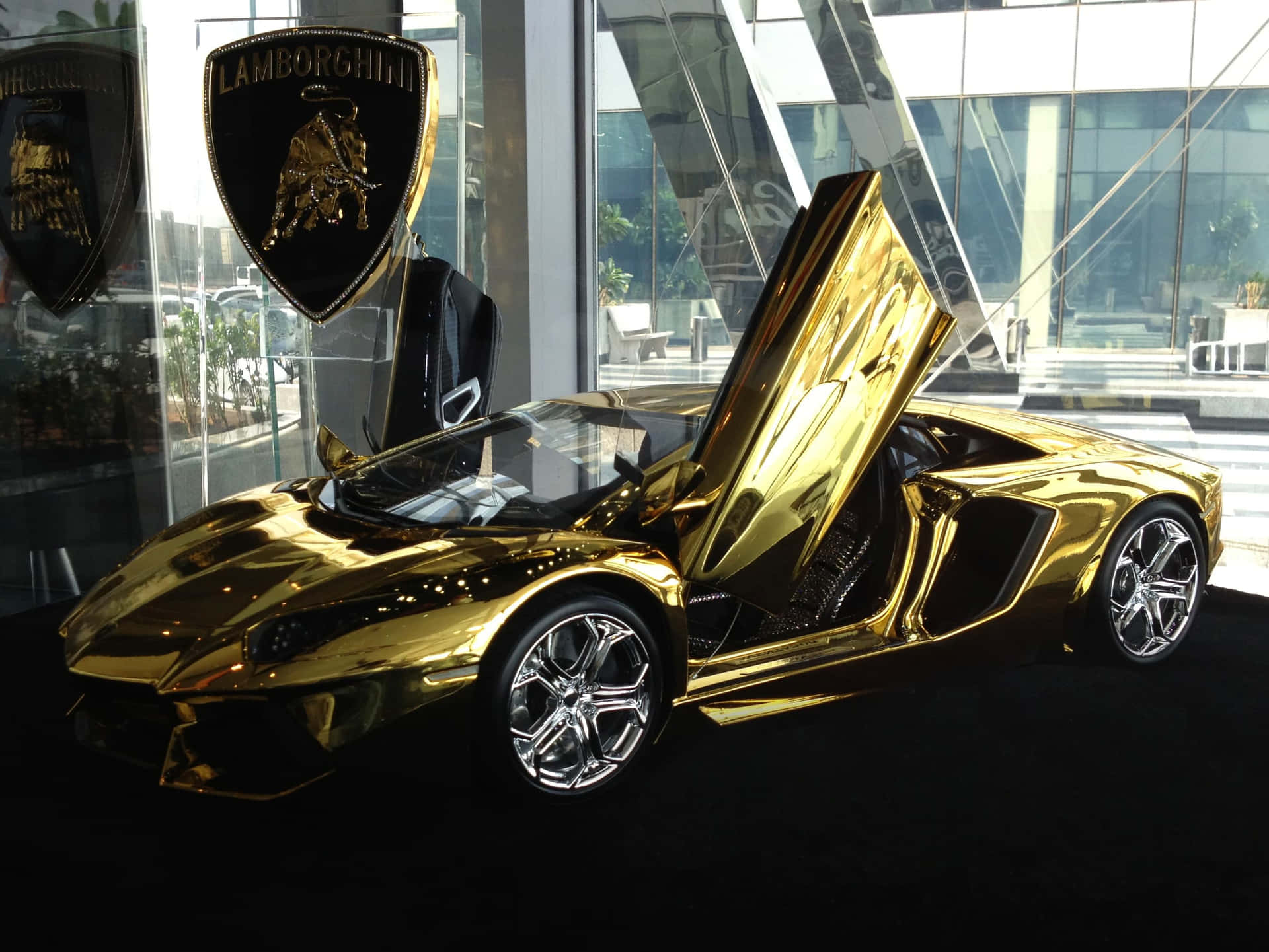 Et guld Lamborghini sportsvogn er på udstilling i et showroom.