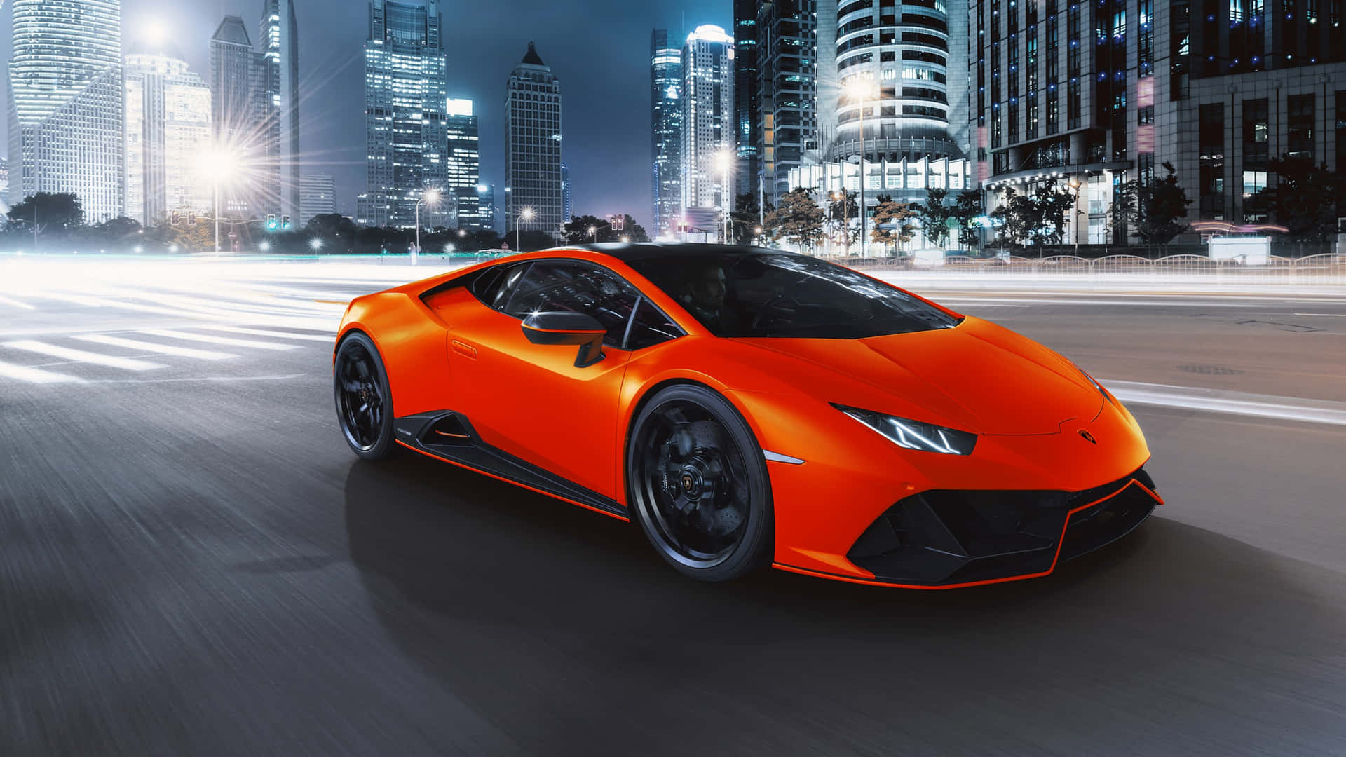 En Lamborghini Huracan kører ned ad gaden om aftenen.