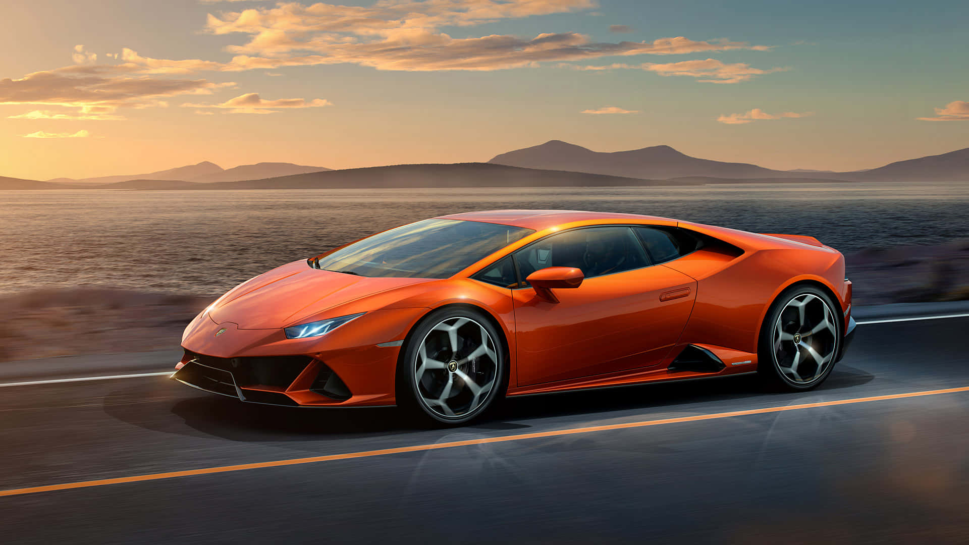 Derorangefarbene Lamborghini Huracan Fährt Die Straße Entlang.