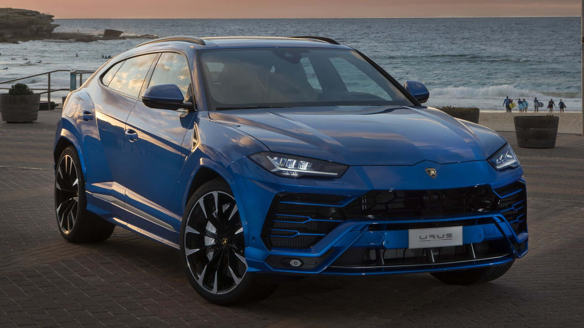 Experience Unmatched Luxury and Performance - The Lamborghini Urus Wallpaper